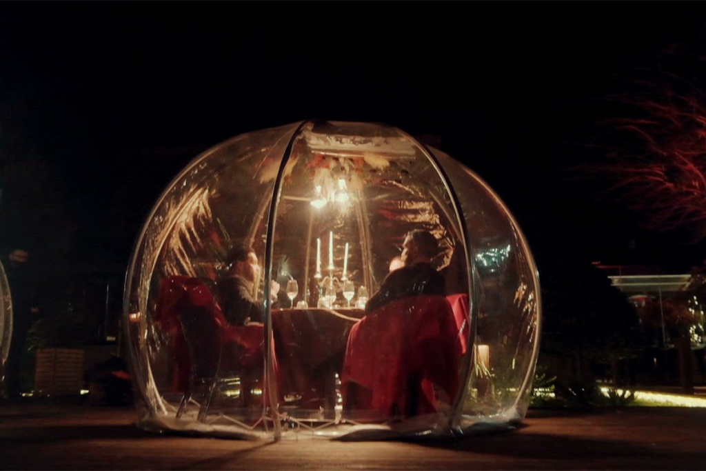 cena in due all'interno di un igloo trasparente da giardino